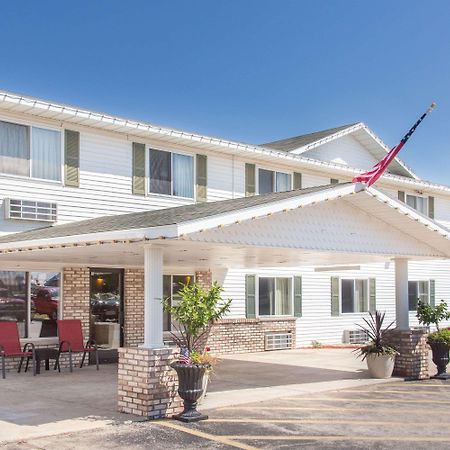 Super 8 By Wyndham Escanaba Exterior photo