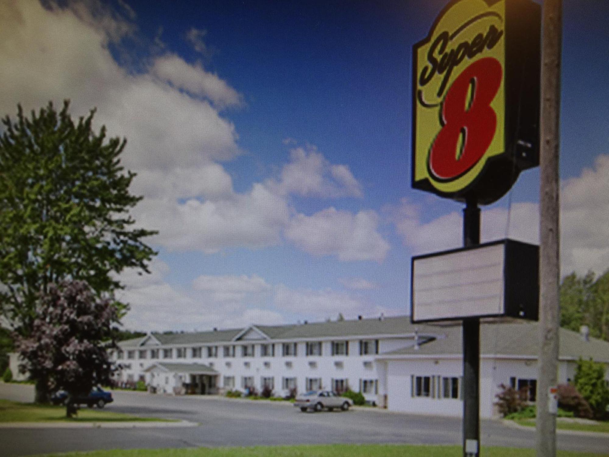 Super 8 By Wyndham Escanaba Exterior photo