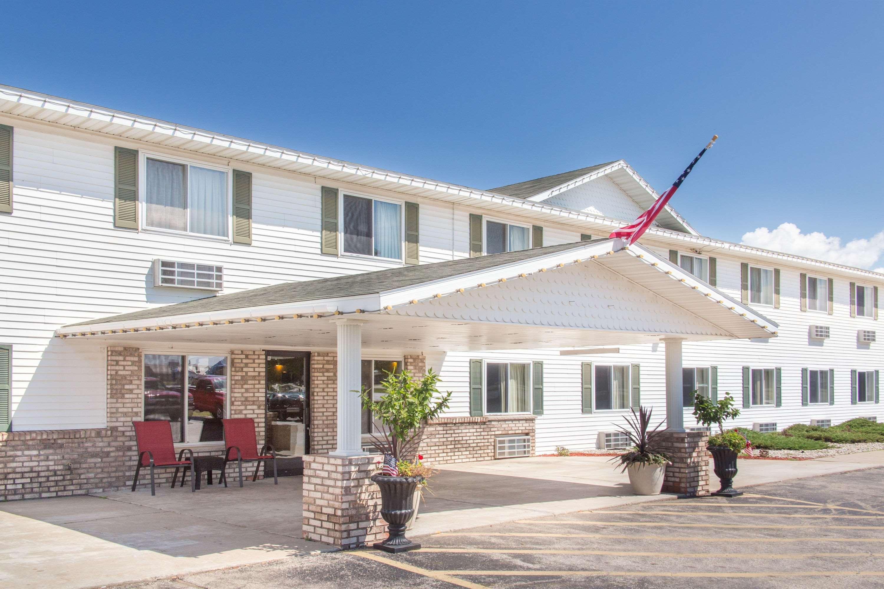Super 8 By Wyndham Escanaba Exterior photo