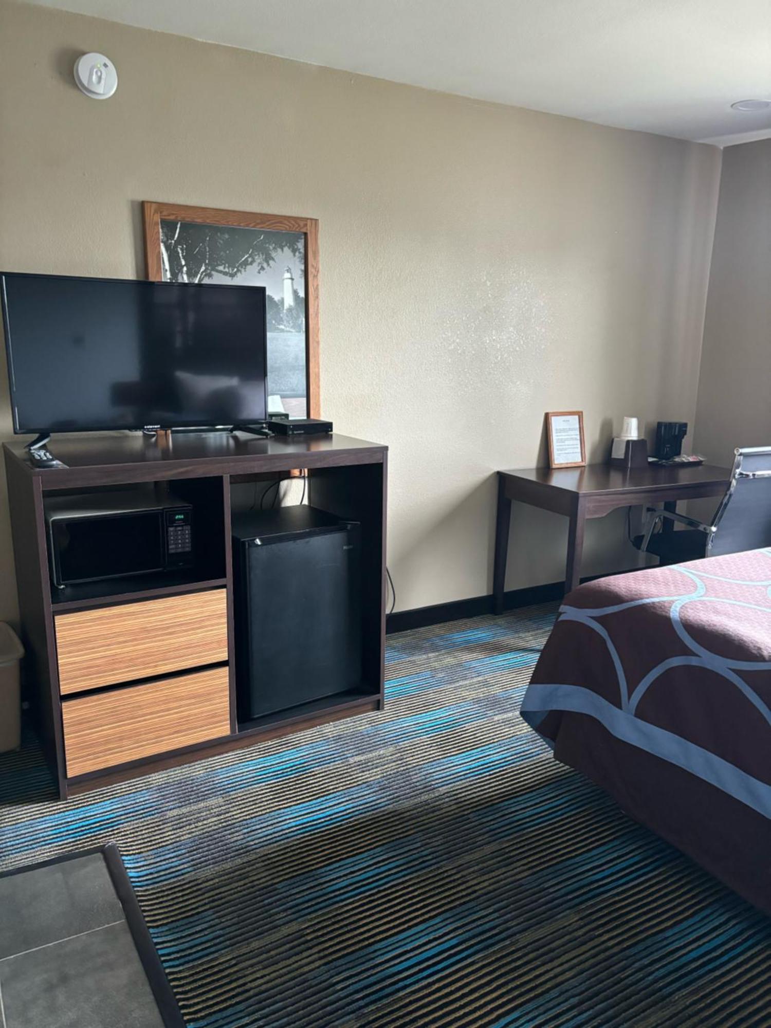 Super 8 By Wyndham Escanaba Exterior photo