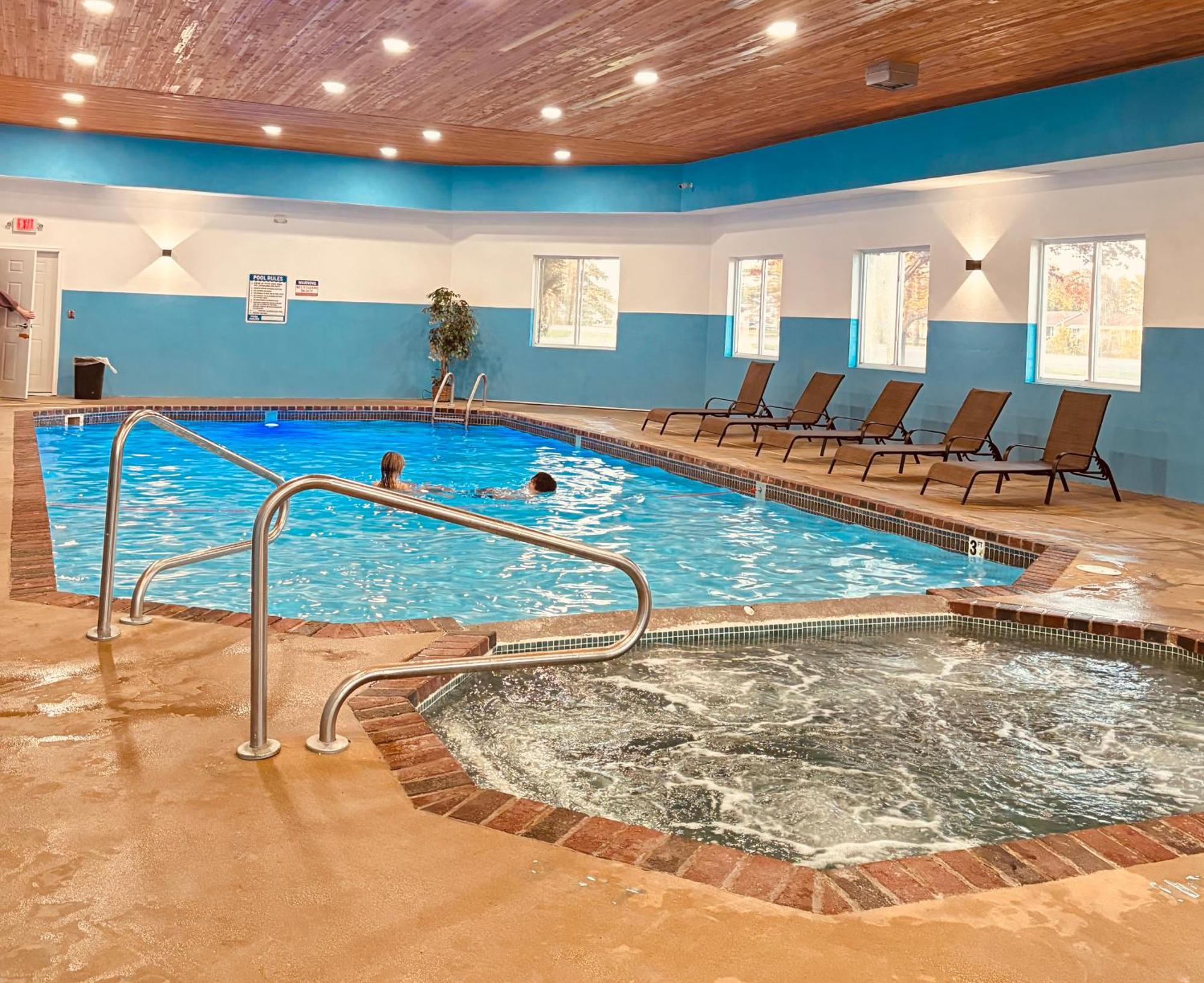 Super 8 By Wyndham Escanaba Exterior photo